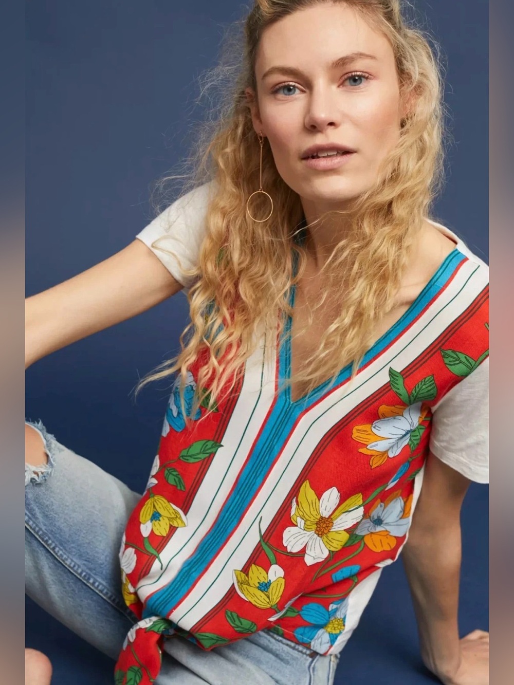 Anthropologie Akemi + Kin floral top Red V-Neck Tie-Front Tee size Small